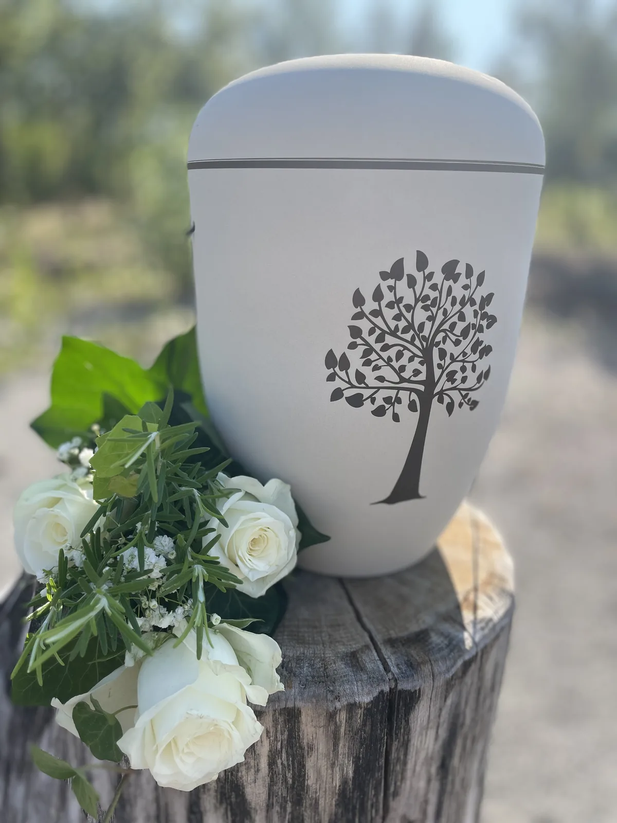 Urne mit Baummotiv und weißen Rosen