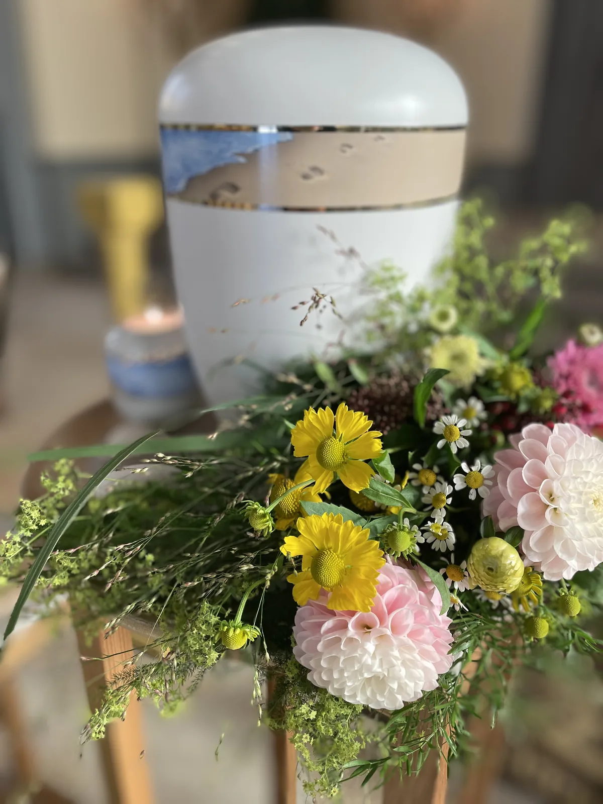 Urne mit bunten Sommerblumen